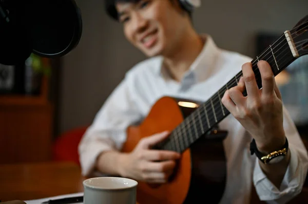Jeune Homme Enregistrant Podcast Sur Son Ordinateur Portable Jouant Guitare — Photo