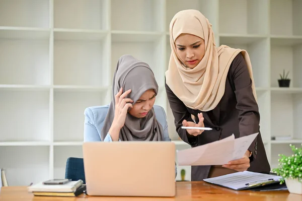 Профессиональная Мусульманская Бизнес Команда Работает Вместе Обсуждая Важный Проект Офисе — стоковое фото