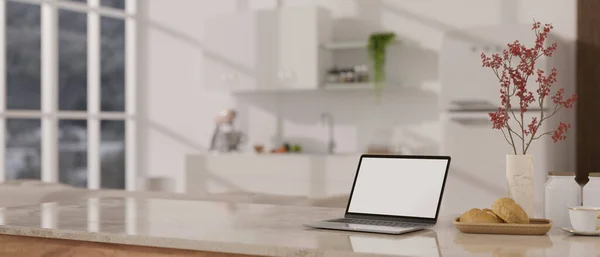 Close Obraz Laptopa Biały Ekran Makieta Wystrój Luksusowej Białej Kuchni — Zdjęcie stockowe