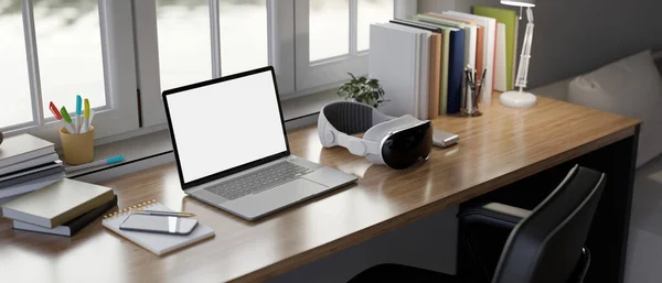 在卧室的一个现代化的家庭工作空间的特写图像 笔记本电脑白色屏幕模型在一个木制桌子上与现代Vr护目镜和配件 3D渲染 3D说明 — 图库照片
