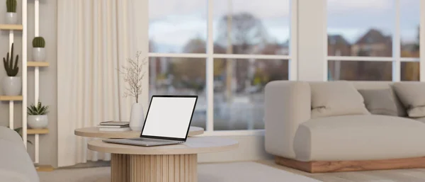 笔记本电脑白色的屏幕在一个漂亮舒适的客厅里的木制咖啡桌上 靠窗有舒适的沙发 还有仙人掌架和家居装饰 3D渲染 3D说明 — 图库照片