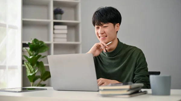 Ein Smarter Und Glücklicher Junger Asiatischer Büroangestellter Lässiger Kleidung Blickt — Stockfoto