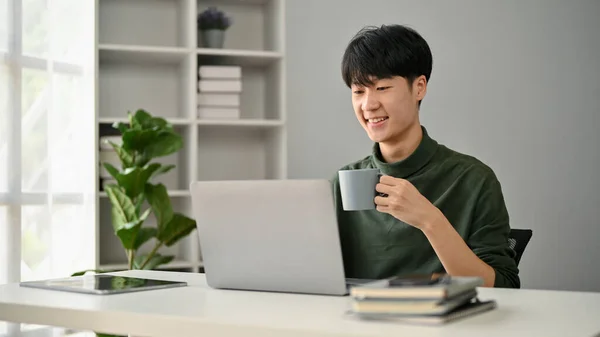 Uomo Asiatico Intelligente Bello Sorseggiando Caffè Mentre Lavora Sui Suoi — Foto Stock