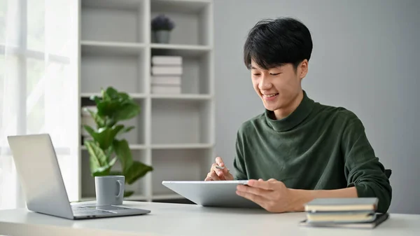 Uomo Asiatico Felice Sorridente Abiti Casual Usando Suo Tablet Digitale — Foto Stock