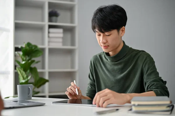 Ein Konzentrierter Und Intelligenter Junger Asiatischer Mann Lässiger Kleidung Der — Stockfoto