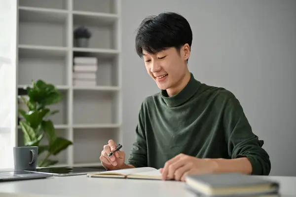 Ein Fröhlicher Und Fokussierter Junger Asiatischer Mann Lässiger Kleidung Checkt — Stockfoto