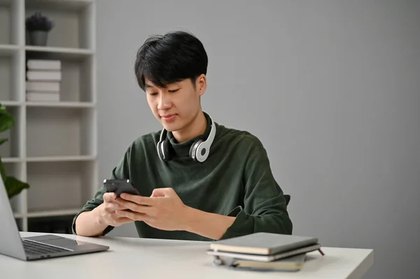 Ein Fröhlicher Junger Asiatischer Mann Lässiger Kleidung Beantwortet Nachrichten Seinen — Stockfoto