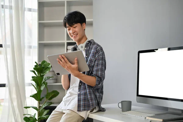 Ein Smarter Und Gut Aussehender Junger Asiatischer Programmierer Oder Freiberufler — Stockfoto