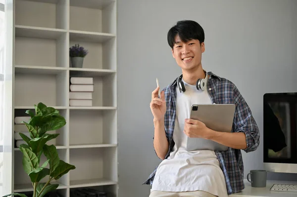 Ein Gutaussehender Und Glücklicher Junger Asiate Flanellhemd Steht Mit Einem — Stockfoto