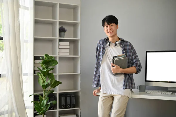 Ein Gutaussehender Und Glücklicher Junger Asiate Flanellhemd Steht Mit Büchern — Stockfoto