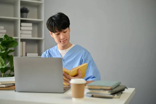 Ein Intelligenter Und Fokussierter Junger Asiatischer Medizinstudent Schrubben Liest Seinem — Stockfoto