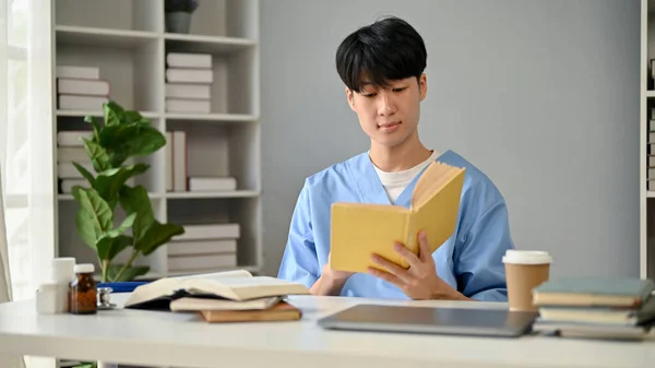 Jeune Étudiant Asiatique Intelligent Concentré Médecine Blouse Lisant Livre Son — Photo