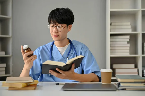Ένας Έξυπνος Και Συγκεντρωμένος Νεαρός Ασιάτης Φοιτητής Ιατρικής Στολή Μελετώντας — Φωτογραφία Αρχείου