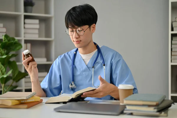 一位聪明 专心致志的年轻亚洲医学专业学生 在办公室的书桌边读书 — 图库照片