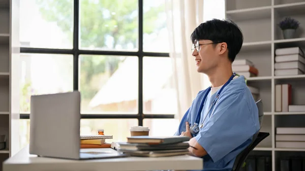 Ein Professioneller Und Intelligenter Asiatischer Arzt Peeling Liest Auf Seinem — Stockfoto