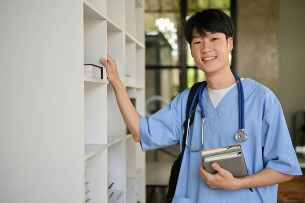 Ένας Έξυπνος Και Όμορφος Νεαρός Ασιάτης Φοιτητής Ιατρικής Ποδιά Διαλέγει — Φωτογραφία Αρχείου