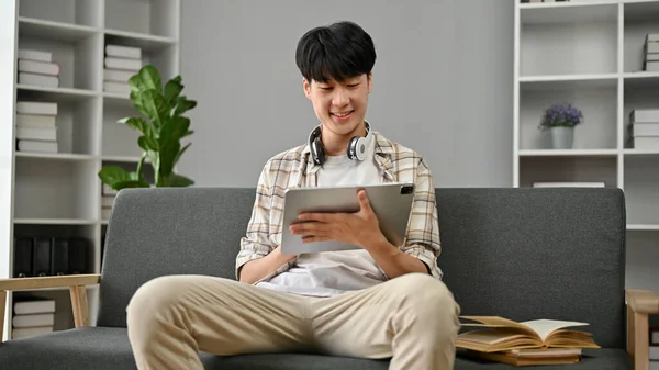 Giovane Asiatico Felice Abiti Comodi Usando Suo Tablet Digitale Mentre — Foto Stock