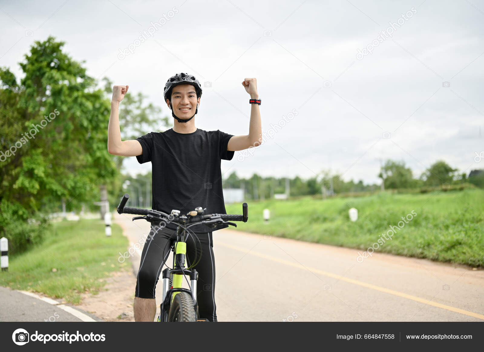 Homem Asiático Feliz Sportswear Capacete Bicicleta Levanta Mãos