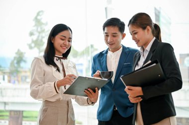 Bir grup profesyonel ve zeki Asyalı iş adamı ofiste bir proje tartışıyor ve planlıyor..