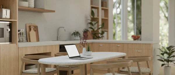 Laptop Białym Ekranem Makieta Znajduje Się Minimalnym Stole Jadalnym Pięknym — Zdjęcie stockowe