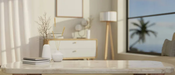 Güzel Bir Minimalist Oturma Odasındaki Beyaz Mermer Sehpanın Üzerinde Ürün — Stok fotoğraf