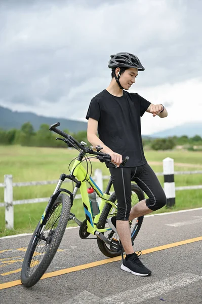 Ein Gutaussehender Und Glücklicher Junger Asiatischer Mann Sportbekleidung Und Fahrradhelm — Stockfoto