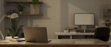 Modern bir ofis odasında dizüstü bilgisayar ve aksesuarların yakın plan görüntüsü. 3d görüntüleme, 3d illüstrasyon