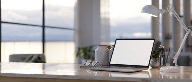 Modern bir ofis odasındaki ofis masasının yakın plan görüntüsü. Laptop beyaz ekran modeli, masa lambası ve dekor. 3d görüntüleme, 3d illüstrasyon