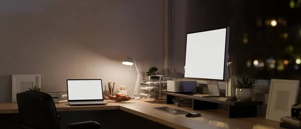 Ένα Σύγχρονο Σκοτεινό Δωμάτιο Γραφείου Νύχτα Έναν Υπολογιστή Και Ένα — Φωτογραφία Αρχείου