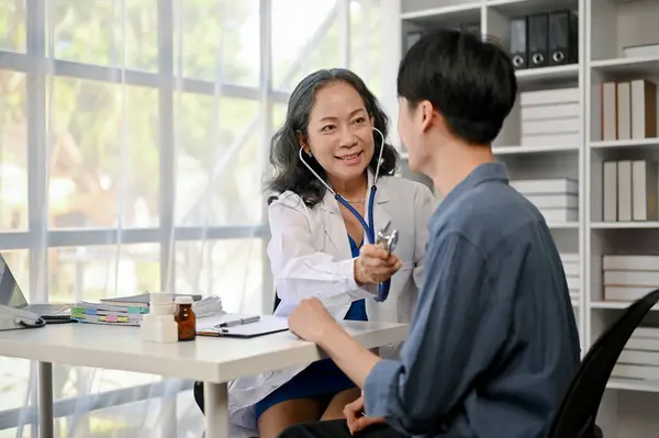 Une Femme Asiatique Soignante Vérifie Rythme Cardiaque Patient Avec Stéthoscope — Photo