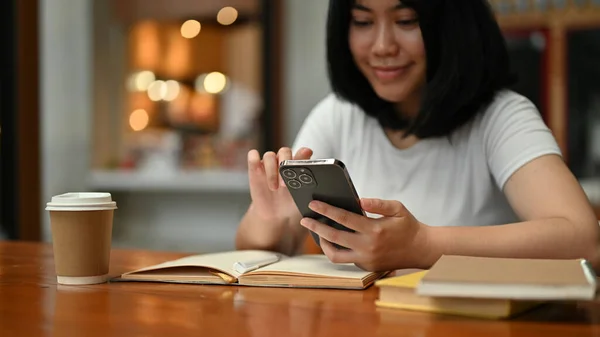 Egy Boldog Fiatal Ázsiai Használja Okostelefonját Asztalnál Egy Kávézóban Életmód — Stock Fotó