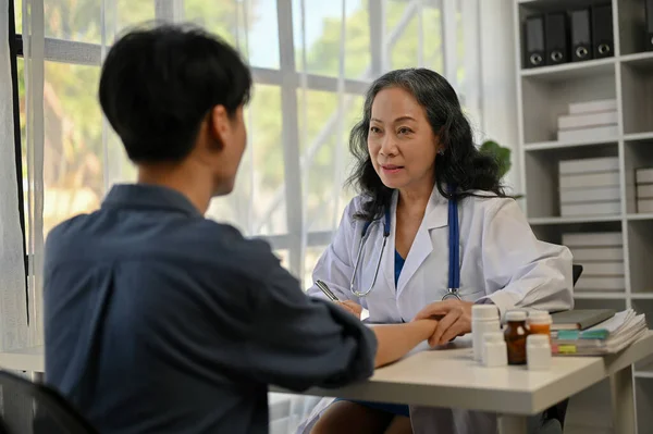 Une Médecin Asiatique Sénior Professionnelle Aimable Donne Une Consultation Sur — Photo