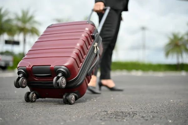 Zbliżenie Biznesmenkę Niosącą Bagaż Wsiadającą Samolotu Podróż Służbową — Zdjęcie stockowe