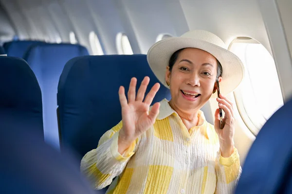 Uma Passageira Asiática Sênior Bonita Feliz Está Telefone Com Alguém — Fotografia de Stock