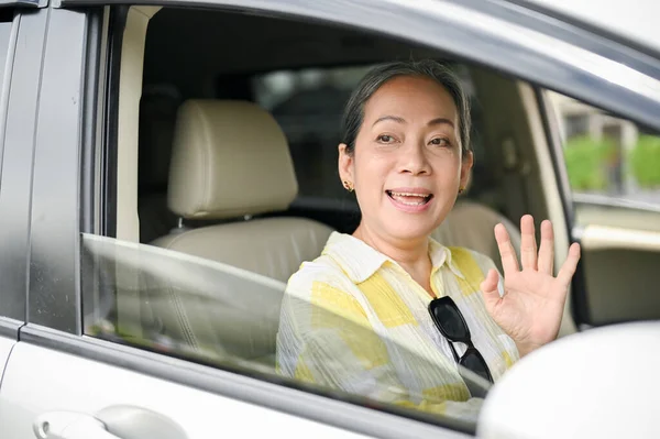 Una Feliz Señora Asiática Edad Avanzada Agita Mano Saluda Sus — Foto de Stock