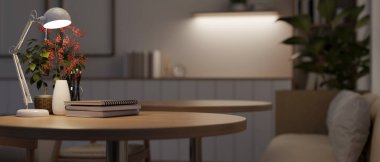 Kitap, masa lambası, çiçek vazosu ve gece karanlık, minimal bir odada dekoru olan ahşap bir masanın yakın plan görüntüsü. 3d görüntüleme, 3d illüstrasyon