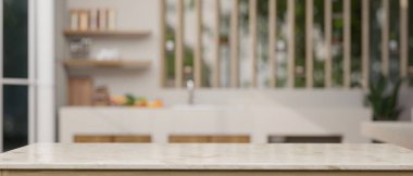 Modern bir mutfağın bulanık arka planına sahip bir masanın üstünde ürün gösteriminiz için boş bir alan. 3d görüntüleme, 3d illüstrasyon