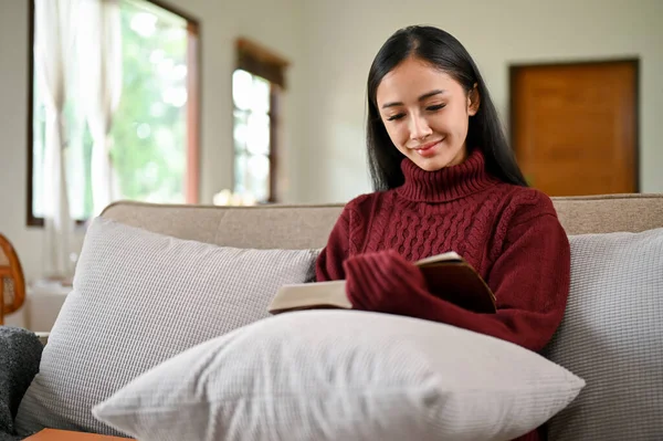 Eine Schöne Und Tröstliche Asiatin Kuscheligen Pullover Liest Auf Einer — Stockfoto