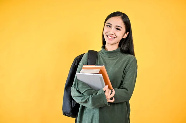 Retrato Uma Bela Sorridente Jovem Estudante Universitária Asiática Uma Camisola — Fotografia de Stock