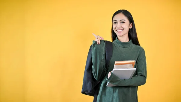 Uma Jovem Estudante Universitária Asiática Bonita Sorridente Uma Camisola Aconchegante — Fotografia de Stock