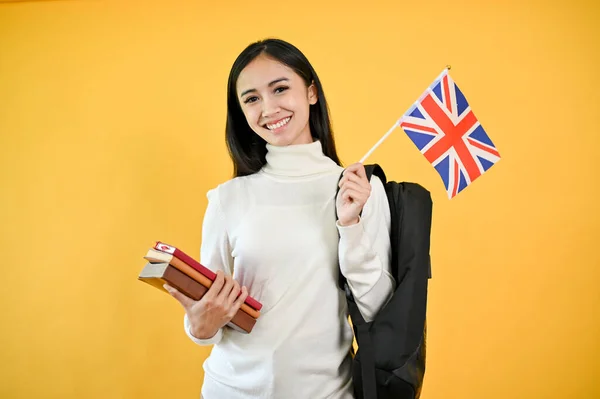Hezká Studentka Asijské Vysoké Školy Drží Své Knihy Vlajku Spojeného — Stock fotografie