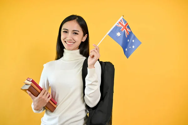 Hezká Studentka Asijské Vysoké Školy Drží Své Knihy Australskou Vlajku — Stock fotografie