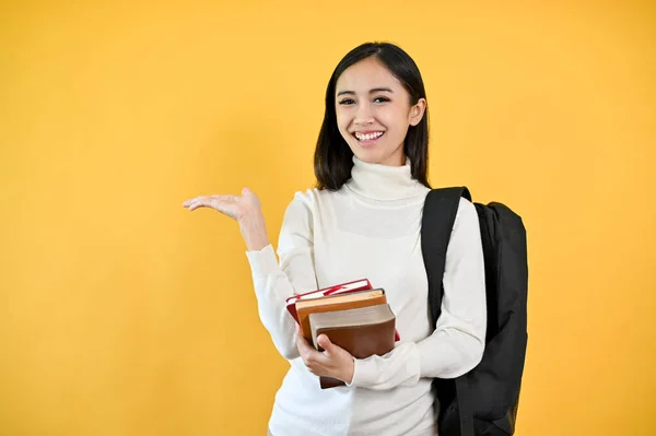 Uma Jovem Estudante Universitária Asiática Bonita Encantadora Abre Palma Mão — Fotografia de Stock
