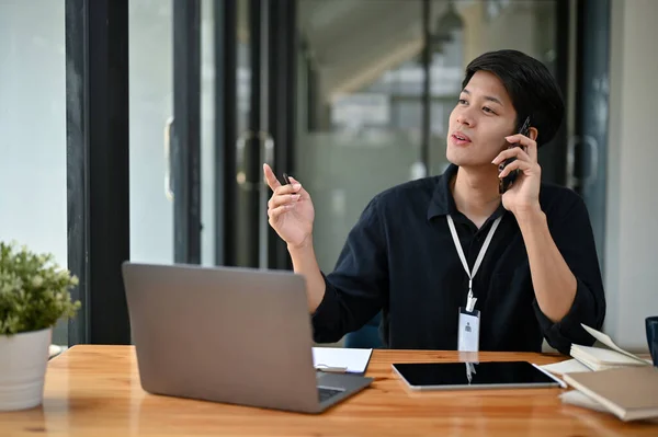 Trabajador Oficina Asiático Inteligente Profesional Está Teléfono Con Proveedor Negocios —  Fotos de Stock