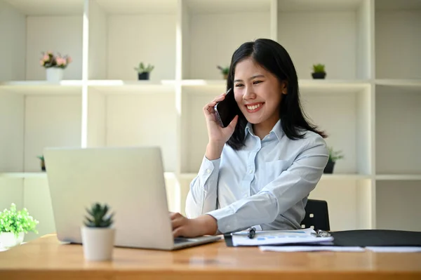 Eine Attraktive Und Charmante Asiatische Geschäftsfrau Sitzt Schreibtisch Und Telefoniert — Stockfoto