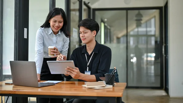 Guapo Inteligente Joven Trabajador Oficina Asiático Está Hablando Compartiendo Sus —  Fotos de Stock