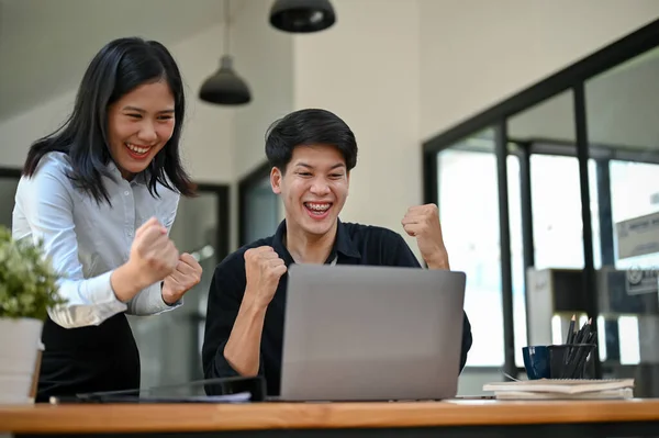 Dos Trabajadores Oficina Asiáticos Alegres Alegres Están Celebrando Juntos Éxito —  Fotos de Stock