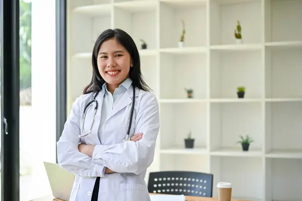 Retrato Uma Médica Asiática Profissional Bonita Vestido Branco Fica Seu — Fotografia de Stock