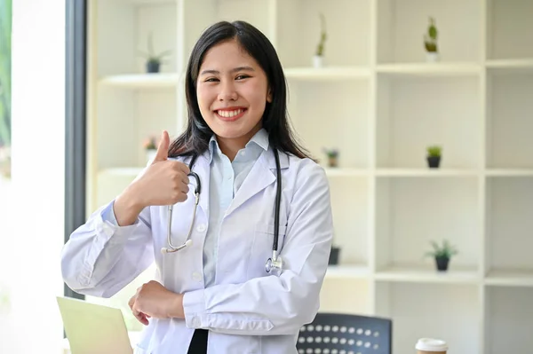 Beyaz Önlüklü Güzel Başarılı Bir Asyalı Kadın Doktorun Portresi Muayene — Stok fotoğraf