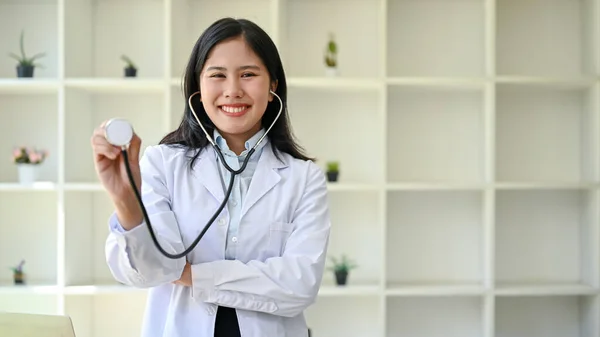 Portrait Une Professionnelle Belle Jeune Femme Asiatique Médecin Robe Blanche — Photo